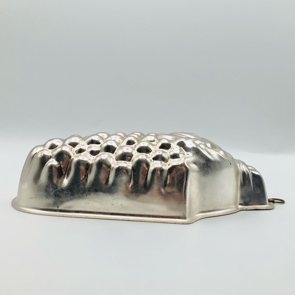 🍇 Vintage Grape Cake Pan Jell-O Mold - Picture 11 of 14